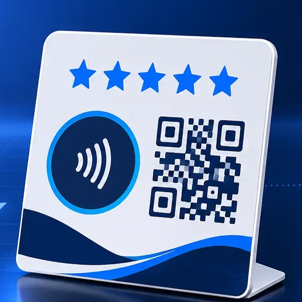 Ilustración del display NFC + QR visto de frente, con estrellas, símbolo NFC y un código QR decorativo